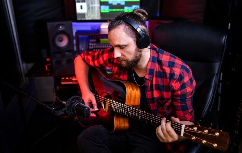guitariste qui enregistre sa guitare